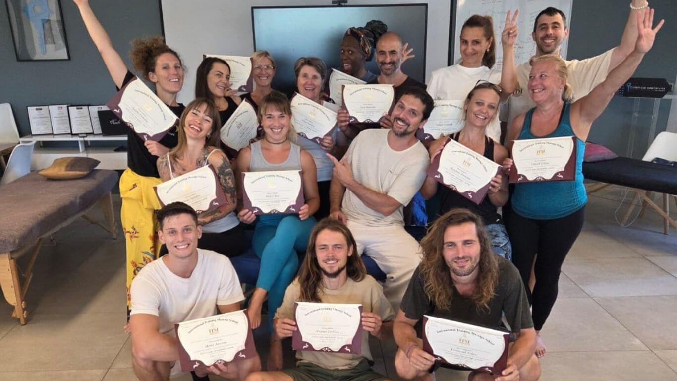 Remise des certificats officiels ITM Chiang Mai à la fin de la Master Class massage thaï sur table Niveau 1